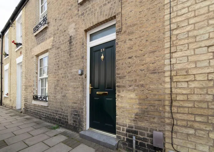 Pass The Keys Centrally Located Modern And Spacious 3 Bed Terrace