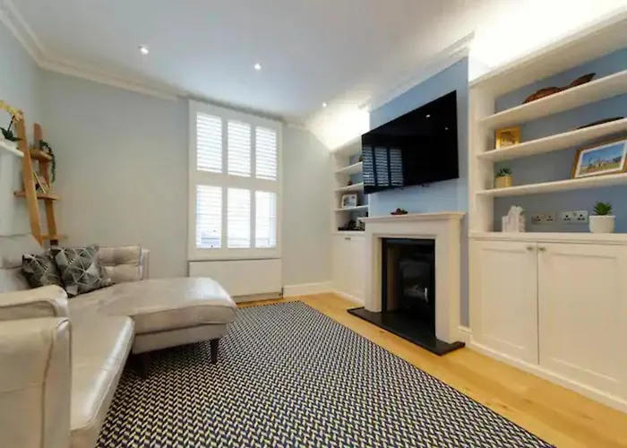 Pass The Keys Centrally Located Modern And Spacious 3 Bed Terrace