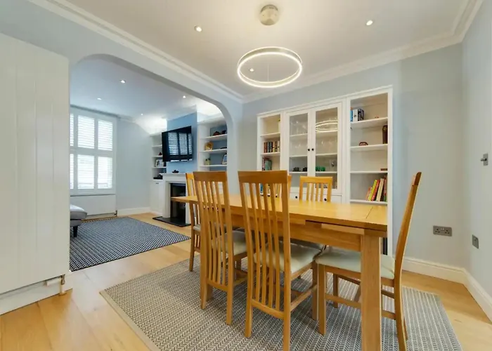 Pass The Keys Centrally Located Modern And Spacious 3 Bed Terrace