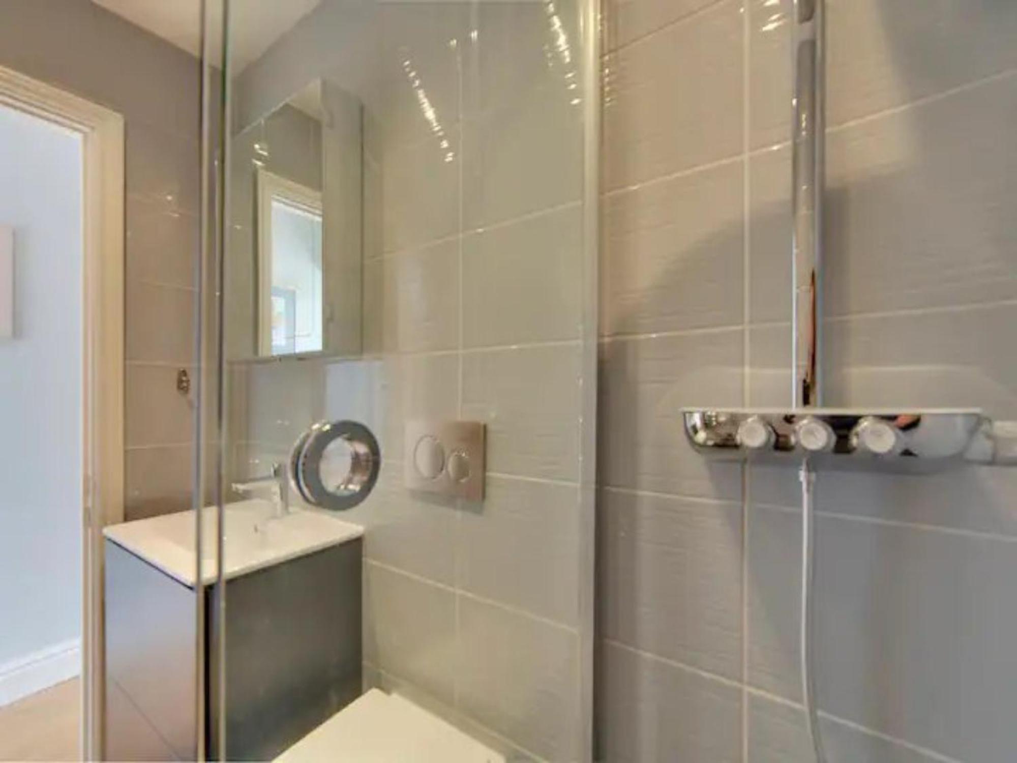 Pass The Keys Centrally Located Modern And Spacious 3 Bed Terrace *