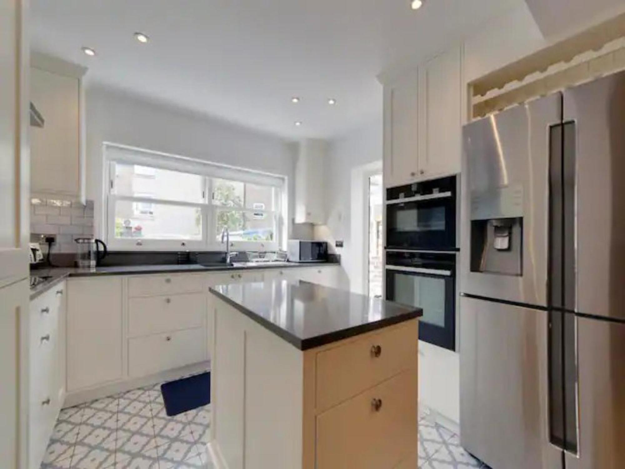 Pass The Keys Centrally Located Modern And Spacious 3 Bed Terrace *
