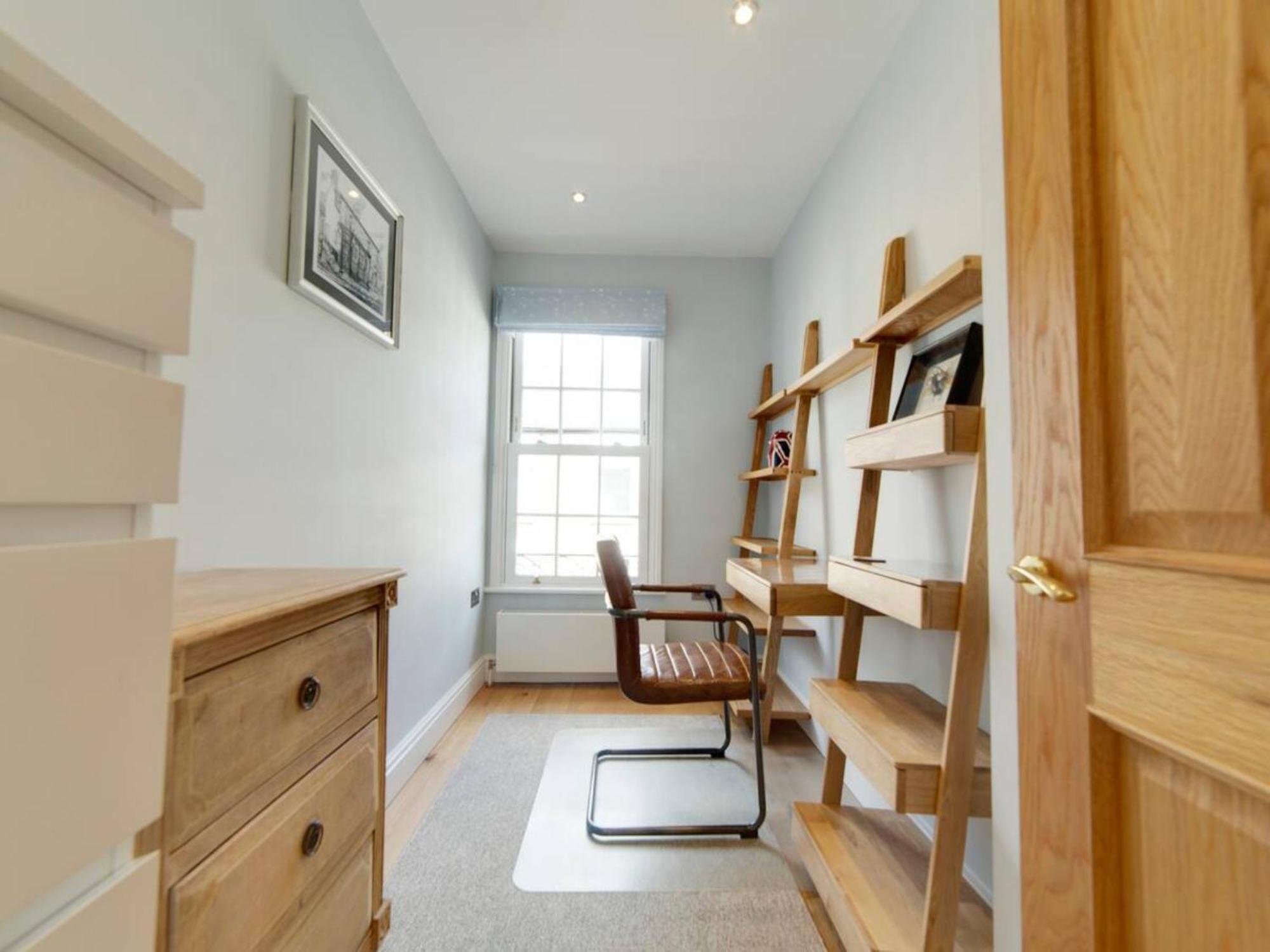 Pass The Keys Centrally Located Modern And Spacious 3 Bed Terrace