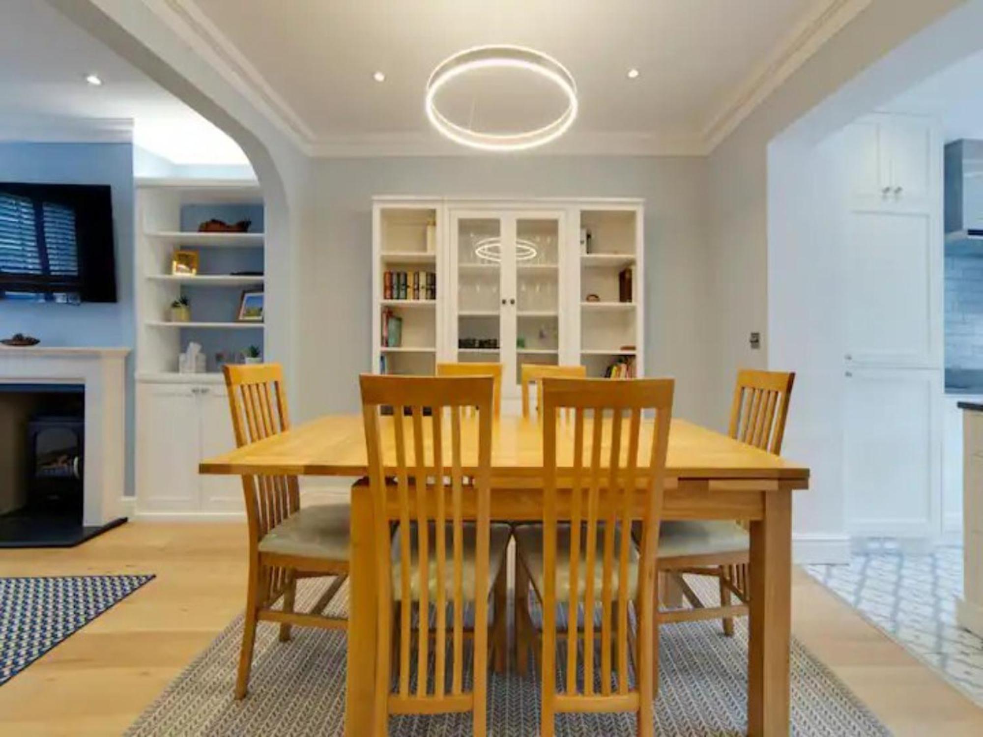 Pass The Keys Centrally Located Modern And Spacious 3 Bed Terrace *