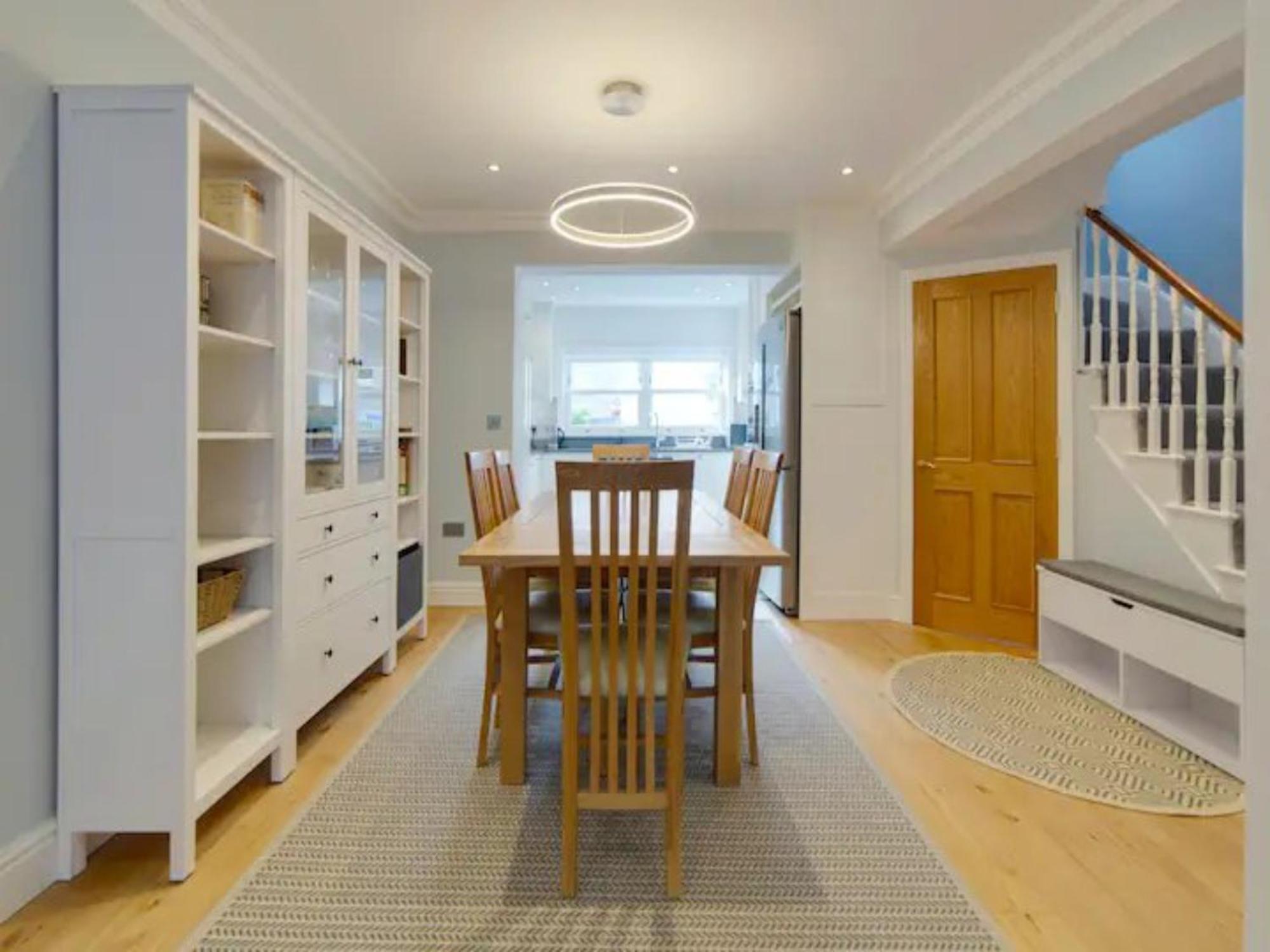 Pass The Keys Centrally Located Modern And Spacious 3 Bed Terrace Holiday home *