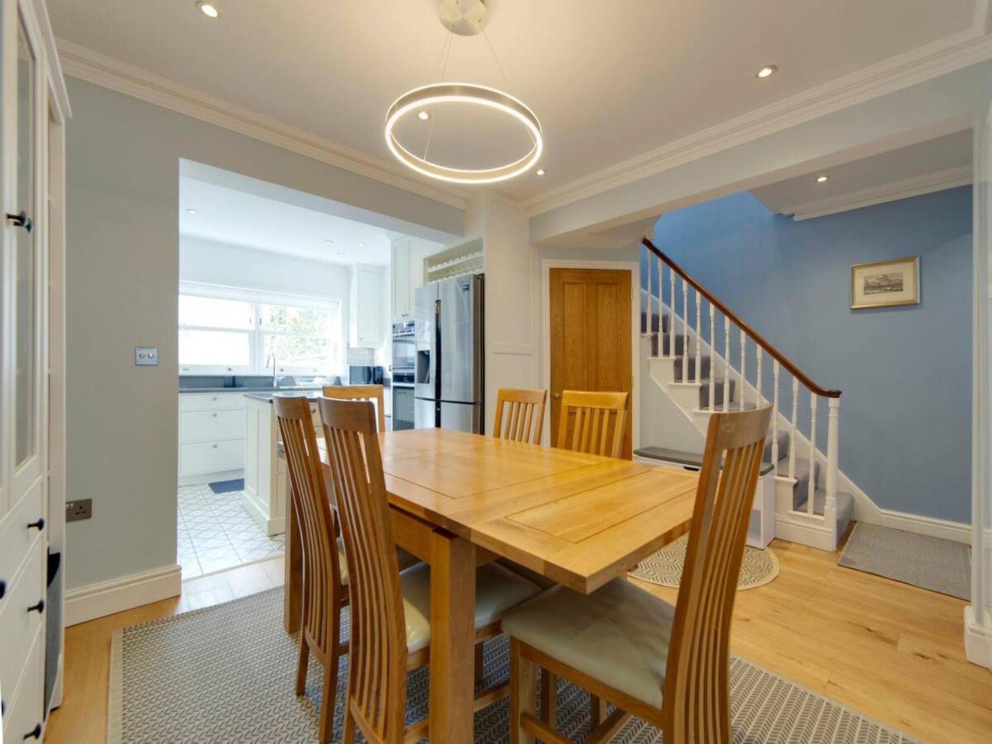 Pass The Keys Centrally Located Modern And Spacious 3 Bed Terrace *