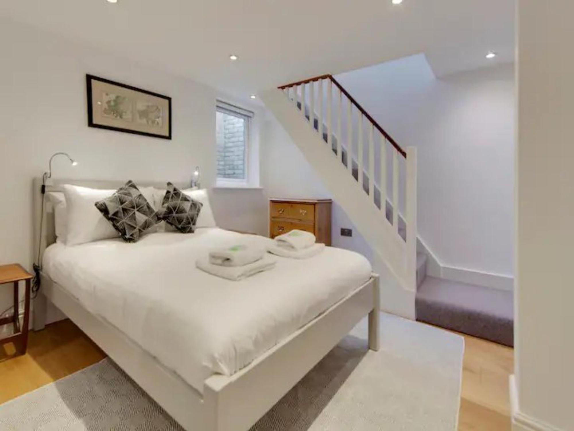 Pass The Keys Centrally Located Modern And Spacious 3 Bed Terrace